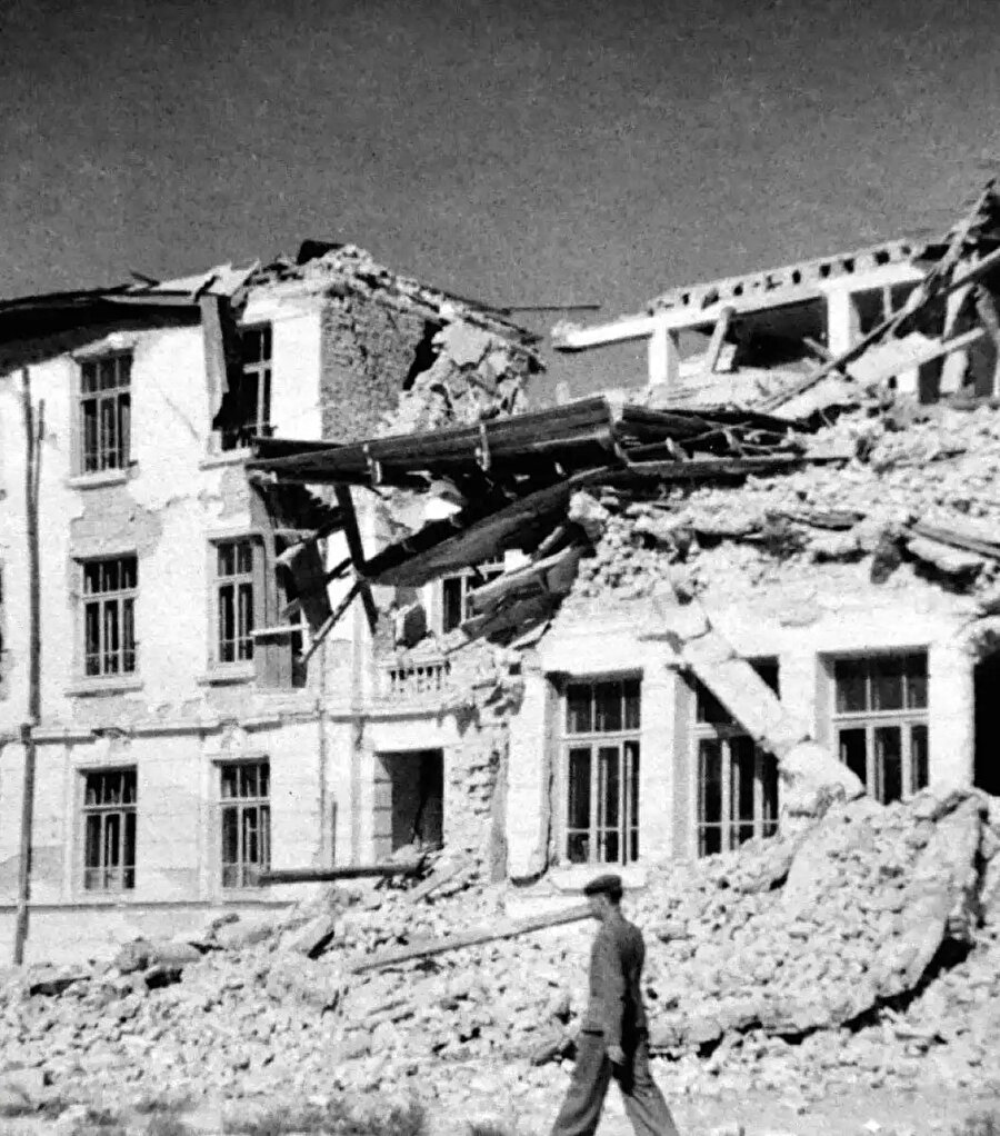 Depremin sebebiyet verdiği teknik ve sosyal sonuçlar herkes gibi edebiyatçıların da gündemine girmiş, eserlerine yansımıştır.