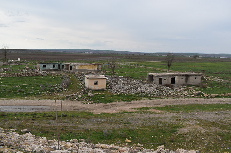 Duyan görmeye geldi: Baraj suları çekilince köy ortaya çıktı