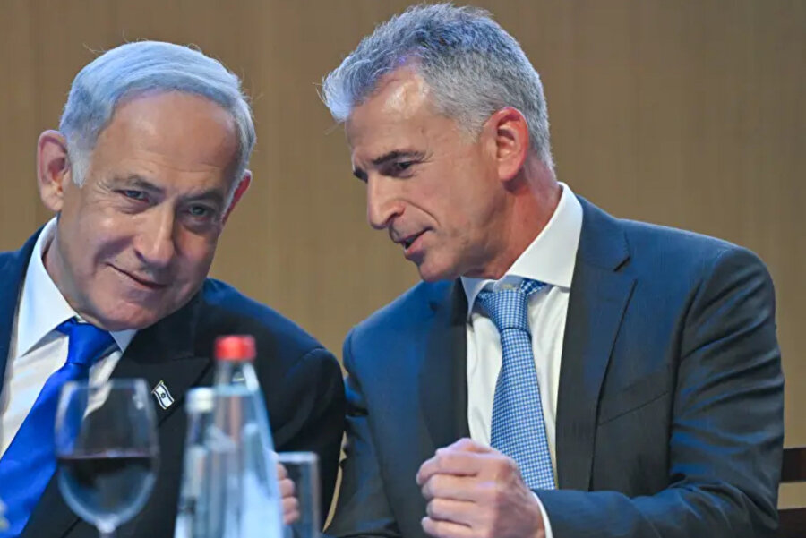 İsrail Başbakanı Benjamin Netanyahu, 4 Nisan 2023'te Fısıh öncesi bir kadeh kaldırmada Mossad Direktörü David Barnea'nın yanında görülüyor. 
