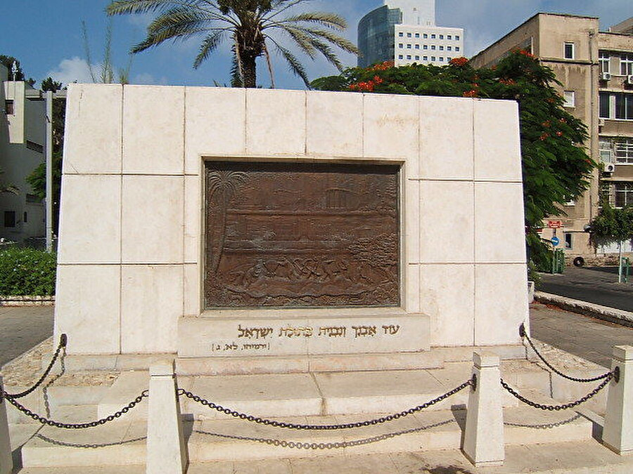 Rothschild Bulvarı üzerinde Tel Aviv'in kurucularını konu alan bir yazıt. Yeremiya Kitabı’nda yer alan ifadenin Türkçesi, "Seni yeniden inşa edeceğim ve sen de yeniden inşa edileceksin!" şeklindedir.