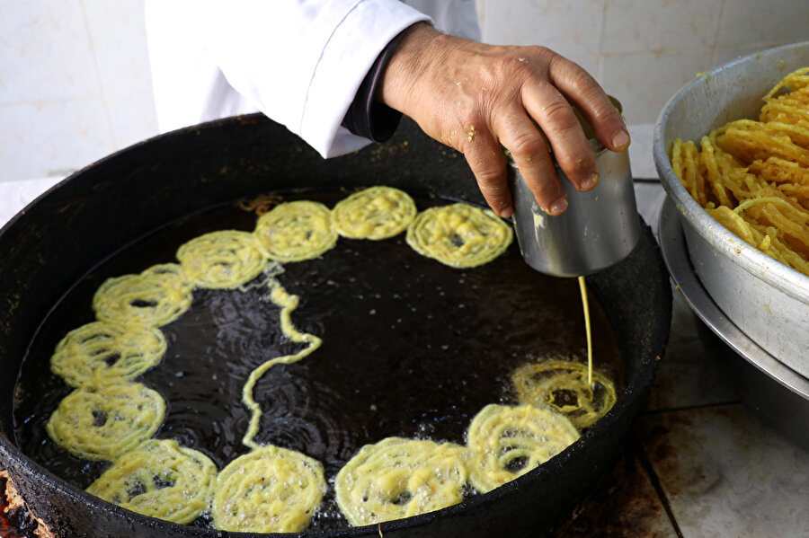 Türkiye’de "zülbiye" adıyla da yapılan zlabiye tatlısı, ince ve iç içe yuvarlak şekilde yağda kızartılan renkli hamura şerbet verilmesiyle hazırlanıyor.