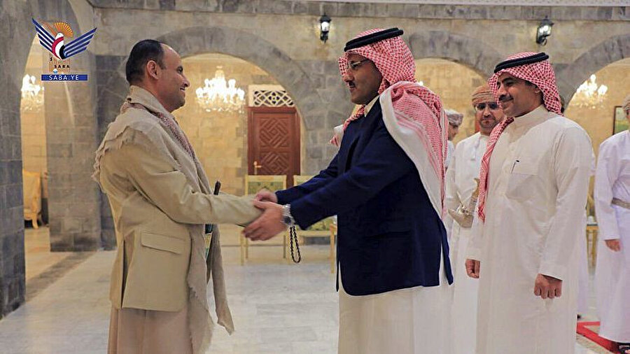 Husilerin Yüksek Siyasi Konsey Başkanı Mehdi el Meşat, Suudi Arabistan'ın Yemen Büyükelçisi Muhammed bin Said el Cabir'i kabul etti.