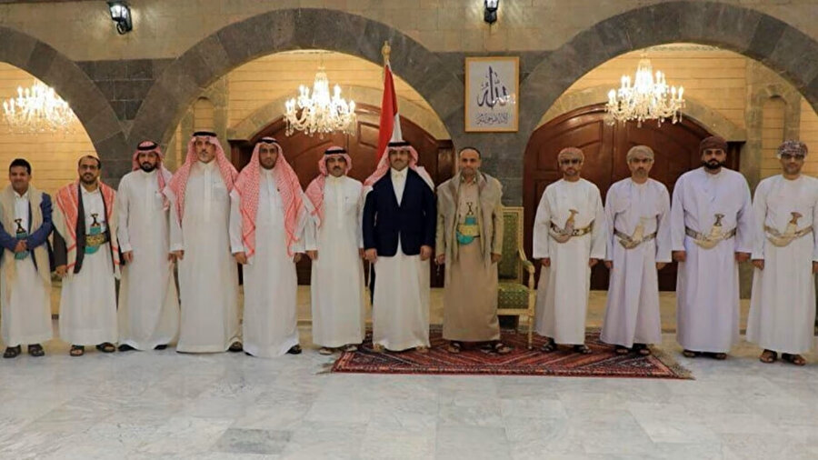 Suudi, Yemenli ve Ummanlı delegeler, müzakereler için Yemen'in Sana şehrinde.