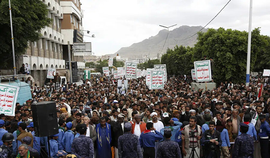 Husi destekçileri, Yemen'in Sana kentinde Suudi liderliğindeki bir koalisyonun sekizinci yıl dönümü münasebetiyle düzenlenen mitingde sloganlar atıyor, 26 Mart 2023.