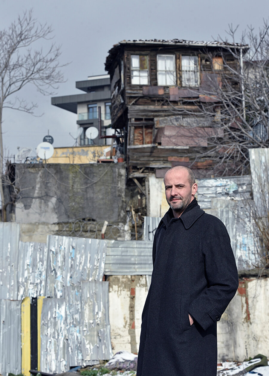 Logie’yi atölyesinde ziyaret ederek, yürümek, dokunmak ve kentle kurduğumuz bağ üzerine bir söyleşi gerçekleştirdik.