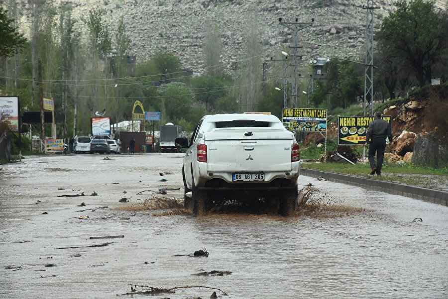 Mardin'de sağanak: Ev ve iş yerlerini su bastı