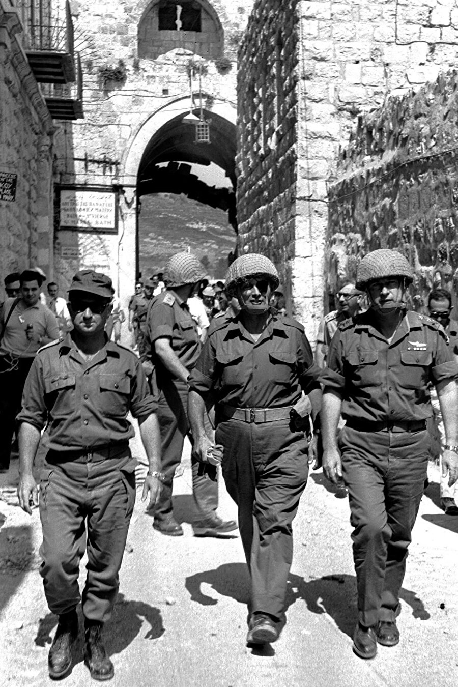 İsrail ordusunun üst düzey isimlerinden biri olan General Uzi Narkiss (1925-1997), Altı Gün Savaşı’nda Kudüs’ün Araplardan alınmasından sonra, şehre ayak basan ilk İsrailli askerlerden biriydi. O anı gösteren bu ünlü fotoğrafta Narkiss (solda), İsrail Savunma Bakanı Moşe Dayan (ortada), (1915-1981) ve Genelkurmay Başkanı Yitzhak Rabin (sağda) ile Aslanlı Kapı’dan girerken görüntülenmişti.