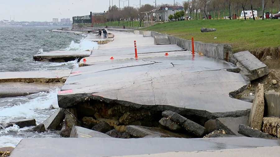 Beylikdüzü sahilinde çökmeler sonrası 'sıvılaşma' uyarısı