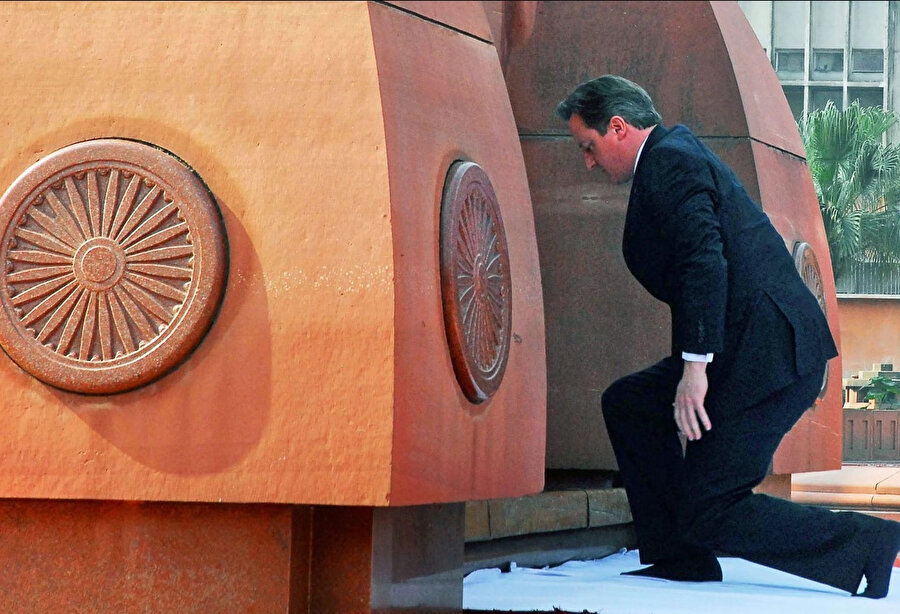 Katliamın anıldığı büyük bir anıt alanına dönüştürülen Amritsar'daki Caliyanvala Bahçesi’nde İngiltere Başbakanı David Cameron “saygıyla” eğilirken.