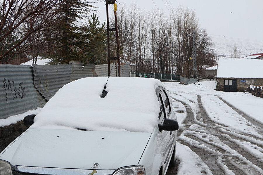 Nisan karı şaşırttı: İlçe beyaza büründü