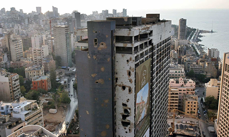 Yaklaşık 15 yıl süren iç savaş süresince Beyrut’un Mina’l-Husn oteller bölgesi, en yoğun çatışmalara ev sahipliği yaptı. Bunlardan İngiliz menşeili bir otel şirketi olan Holiday Inn'in 26 katlı Beyrut binası, üzerinde taşıdığı sahne olduğu çatışmalar ve geride kalan savaş izleriyle Lübnan İç Savaşı’nın sembolü haline geldi.
