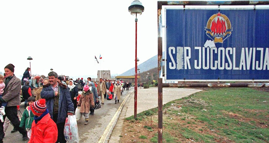 Kosovalı mülteciler, Nisan 1999'da Yugoslavya ve Arnavutluk arasındaki sınırı geçtiler.