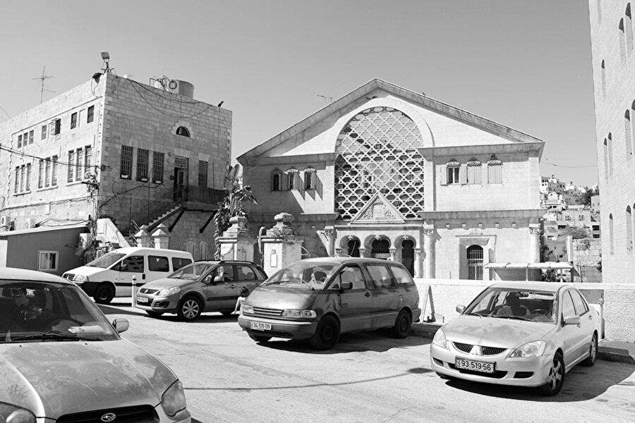 İlk kez 1893’te inşa edilen, ardından 1911’de genişletilen Beyt Hadassa, Yahudilerin şehirden uzaklaştırılmasıyla sonuçlanan 1929 olaylarından sonra terk edilmiştir. 1948-1967 arasındaki Ürdün hâkimiyeti döneminde, Beyt Hadassa, Arap çocuklarına okul olarak kullanılmıştır. Binanın ismi, ABD merkezli Siyonist yardım örgütü “Hadassa”ya ait sağlık ocağının 1929’a kadar burada hizmet vermesi nedeniyledir. “Hadassa” ise, bugünkü Tevrat metinlerinde anılan Yahudi Kraliçe Ester’in İbranicedeki adıdır.