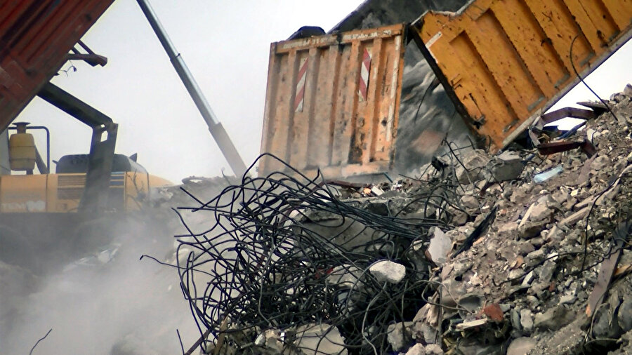 Kuş cennetinde enkaz dağı oluştu