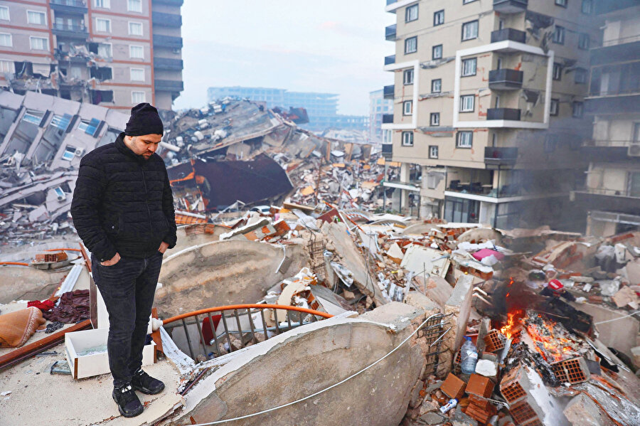 Bırakalım insan gözüyle gördüğünden, kulağıyla dokunduğundan, eliyle tuttuğundan ve bilumum azalarından ihsâs ve idrak ettiğinden ibret almayı, şahsen yaşadığından bile ibret ve pay almayan, alsa bile bir vakit sonra bu ibretin yerinde yellerin esebildiği bir varlık. Unutmak hamurumuzda, nankörlük mayamızda