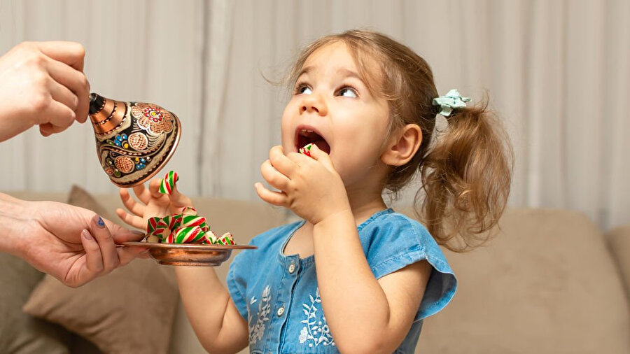 Türkiye'de küçük çocuklara şeker ve çikolata dağıtılıyor. 