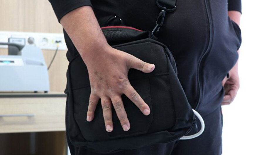 Görenler para çantası sanıyor: İçinde kalbini taşıyor