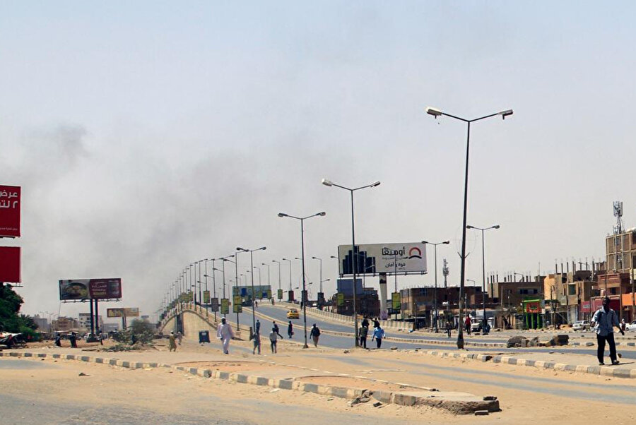 Sudan ordusu ve güçlü paramiliter Hızlı Destek Güçleri, başkent Hartum'da şiddetli çatışmalar yürütüyor ve beş milyondan fazla insanın yaşadığı şehir, her iki tarafın da birbiriyle çelişen iddiaları arasında savaş alanına döndü.