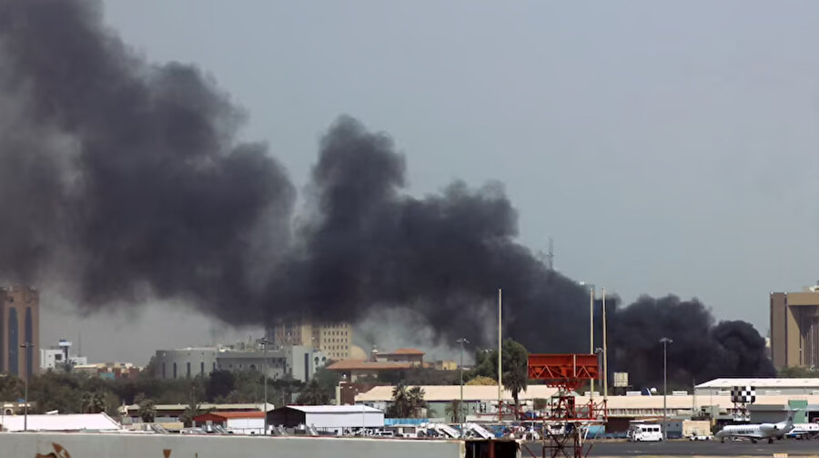HDK ile Sudan Silahlı Kuvvetleri arasındaki çatışmalar sırasında Hartum'un uluslararası havaalanı çevresinde yoğun duman görüldü. 