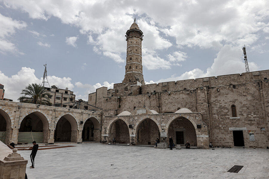 Gazze'deki Filistinlilerin "küçük Mescid-i Aksâ" olarak da tanımladığı cami, Ramazan ayında yoğun olarak insanların ibadet için tercih ettiği bir yerdir.