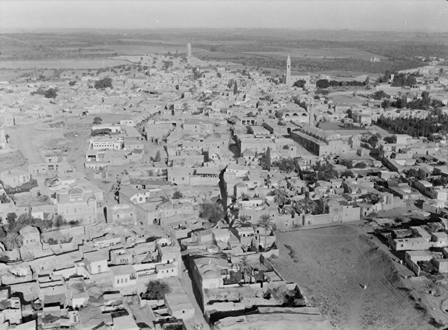 Kudüs’e yaklaşık 45 kilometre uzaklıkta kurulan Ramle şehri, denizle dağ arasında bulunmasının yanı sıra Filistin bölgesinin tam ortasında yer almakta olup, kurulduğu tarihten itibaren Filistin’in idare merkezi olmuştur.
