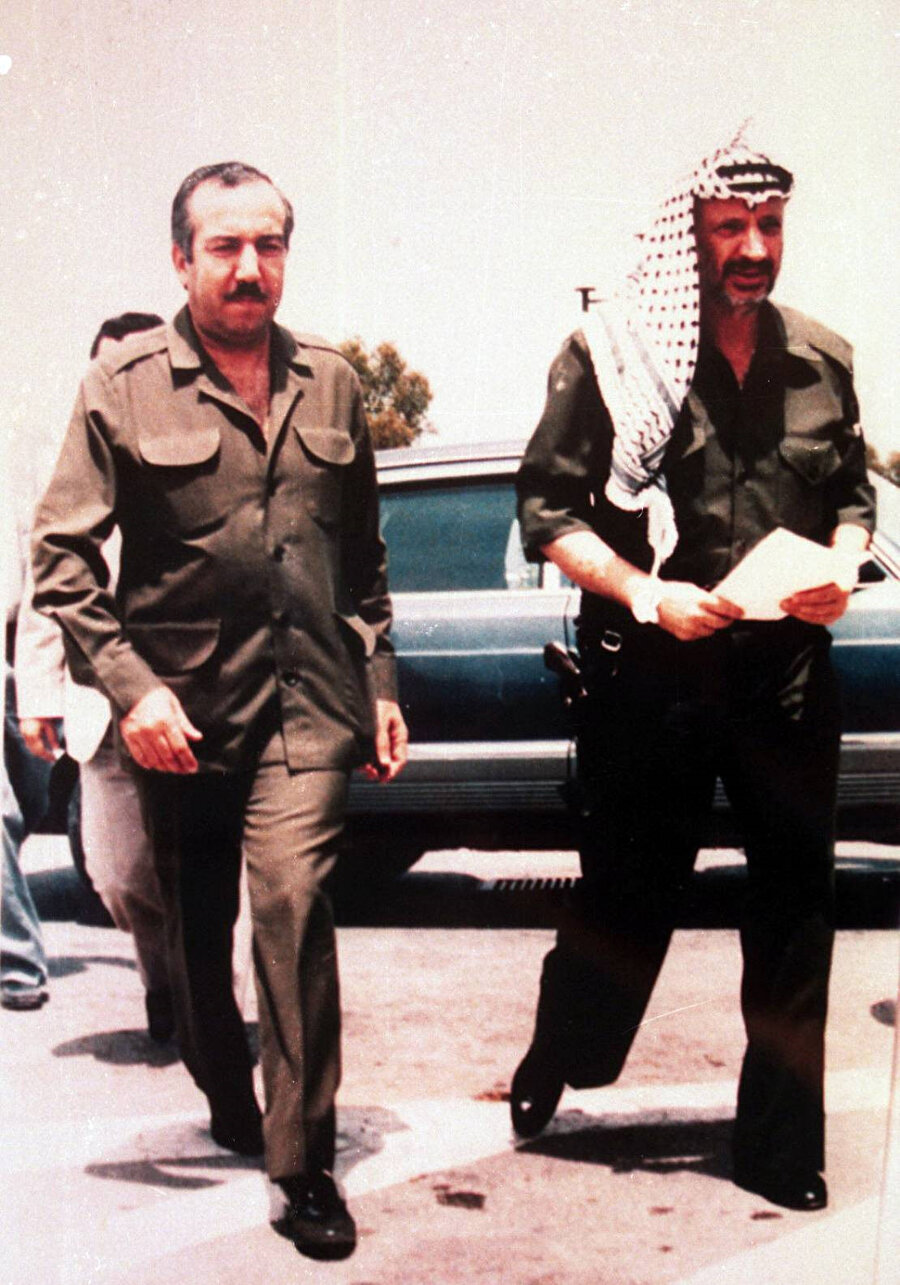 Yaser Arafat, sağ kolu Halîl el-Vezîr ile birlikte.