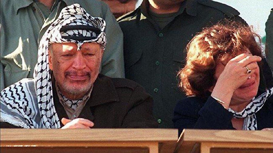 Arafat ve Ebû Cihâd'ın eşi İntizar el-Vezîr (Ümmü Cihâd), Mossad tarafından şehit edilen Ebû Cihâd için düzenlenen anma töreninde.