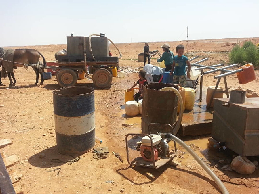 Beşşar Esed rejiminin ablukasında bulunan 11 bine yakın sivilin yaşadığı Suriye-Ürdün sınırındaki Rukban kampı sakinleri, gıda ve ilaç eksikliğinin yanı sıra içme suyu kıtlığı tehlikesiyle karşı karşıya.