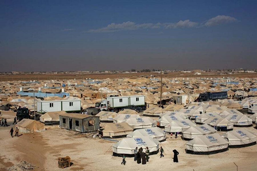 Kampta işsizlik ve hayat pahalılığıyla mücadele eden Suriyeliler, ablukanın son bulmasını ve uluslararası yardımların ulaşmasını istiyor.