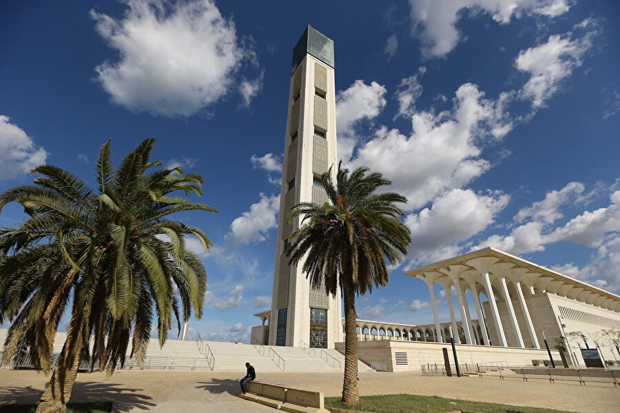 Suudi Arabistan'daki Mescid-i Haram ve Mescid-i Nebevi'den sonraki en büyük cami olan Cezayir Ulu Camii, aynı zamanda 265 metre ile dünyanın en uzun minaresine sahip.
