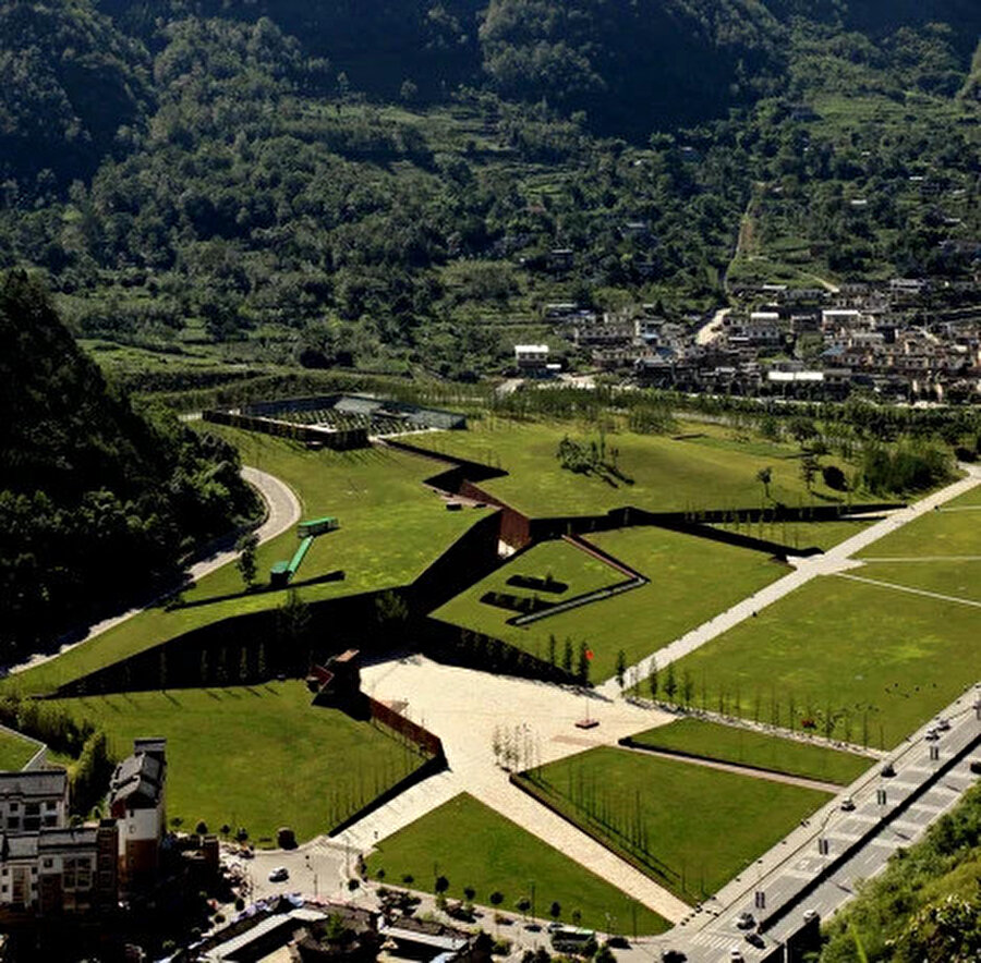 Resmi törenler ve yas için kullanılan Ulusal Deprem Anıtı yaklaşık on beş hektarlık bir alanı kaplıyor.nn