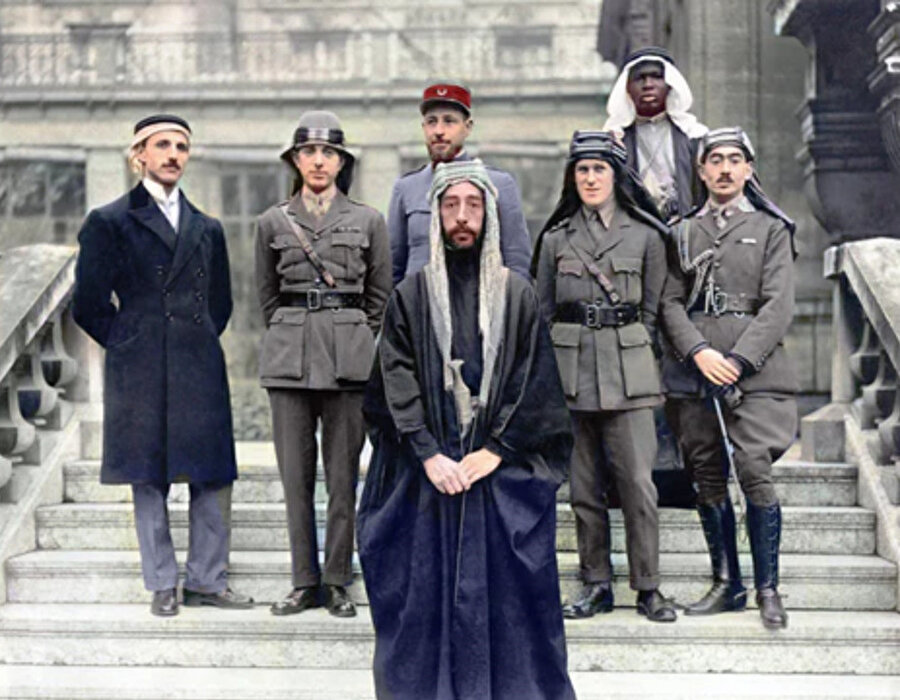 Emir Faysal, 1919'da Paris'teki Barış Konferansında (sağında Lawrence ile).