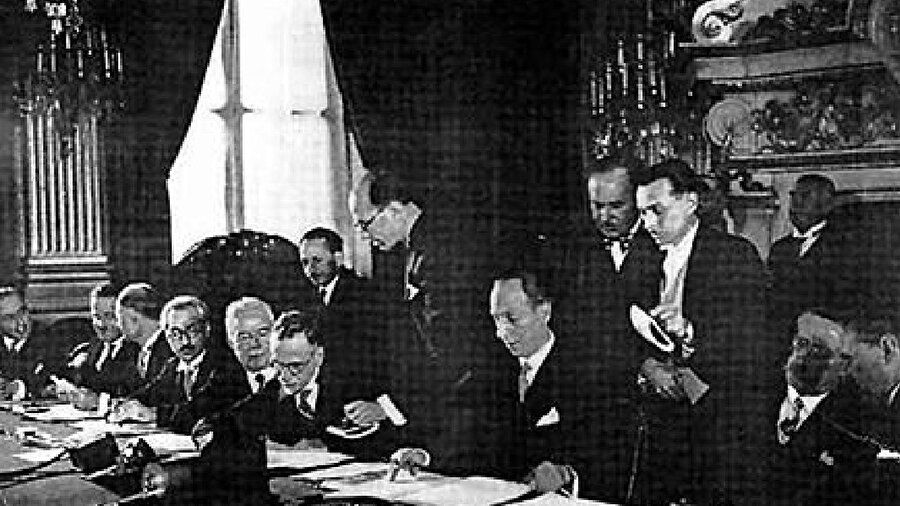 Suriye Heyeti 1936'da Paris'te Fransa-Suriye Antlaşması'nı imzalıyor.