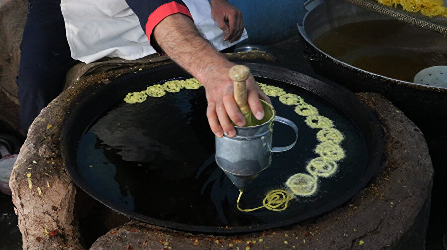 Cilebi tatlısının ramazan ayının adeta bir "sembolü" haline geldiğini vurgulayan Herat sakini Muhammed İbrahim Ahmadi, bu tatlının herkes tarafından beğenildiğini ve insanların bütçelerinin el verdiği kadarını aldıklarını anlattı.
