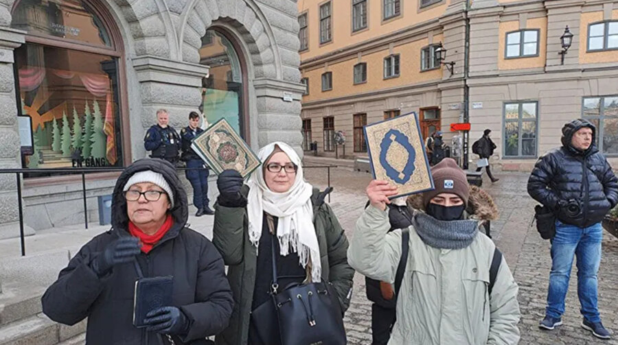 Müslümanlar, PEGIDA'nın Kur'an-ı Kerim yakacağını açıklamasına rağmen gösterisinin yasaklanmamasına tepki göstermişti.