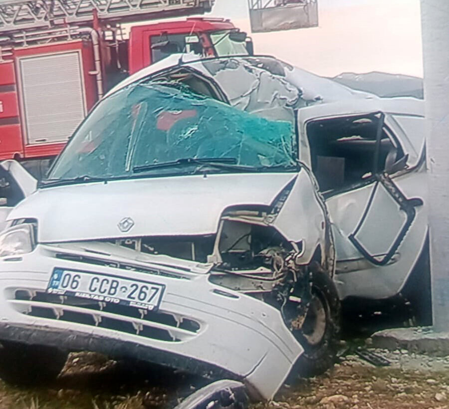 Otomobil direğe çarptı: 16 yaşındaki Şevval ve Meryem hayatını kaybetti