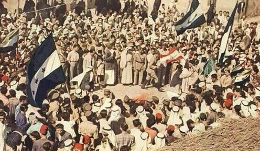 Suriye'nin Deyrizor kenti halkı 1946 yılında bağımsızlıklarını kutluyor.