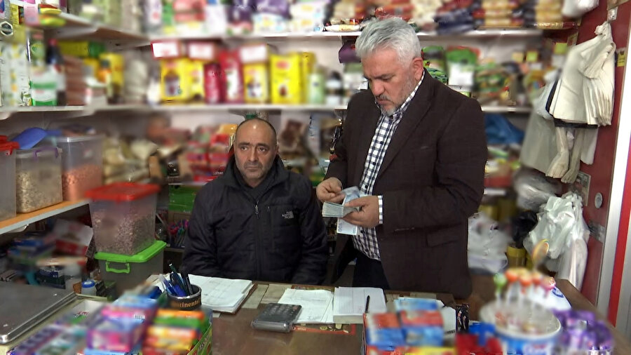 Elazığ'da mahalle mahalle gezip, borç kapatıyor