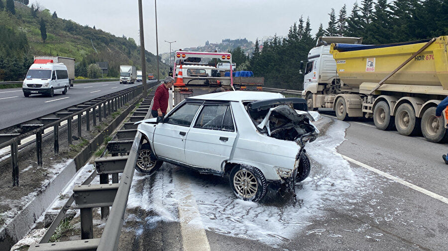 TEM'de kamyon otomobile çarptı: Uzun araç kuyrukları oluştu
