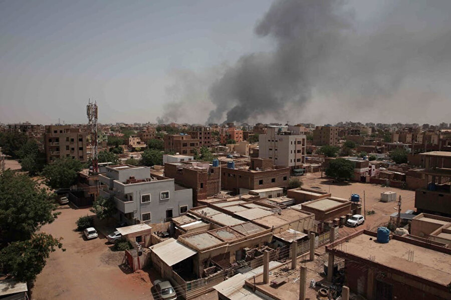 Ordu ile isyancı ilan edilen paramiliter güç HDK arasındaki çatışmalar nedeniyle başkent Hartum sokakları duman altında kaldı.