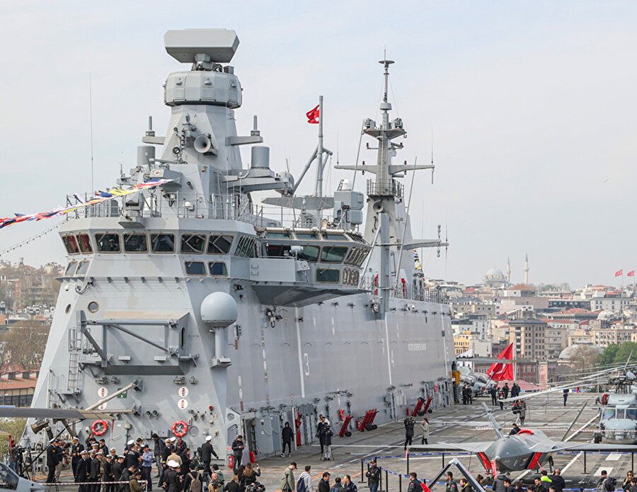 TCG Anadolu'ya ziyaretçi akını