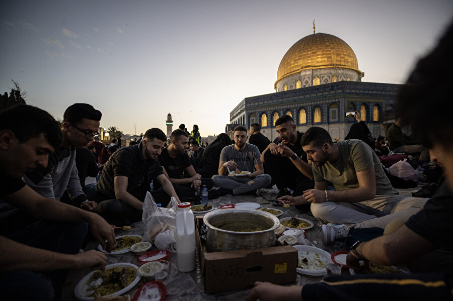 Mescid-i Aksâ'da 7'den 70'e, kadın erkek tüm Müslümanlar iftarlarını beraber açıyor.
