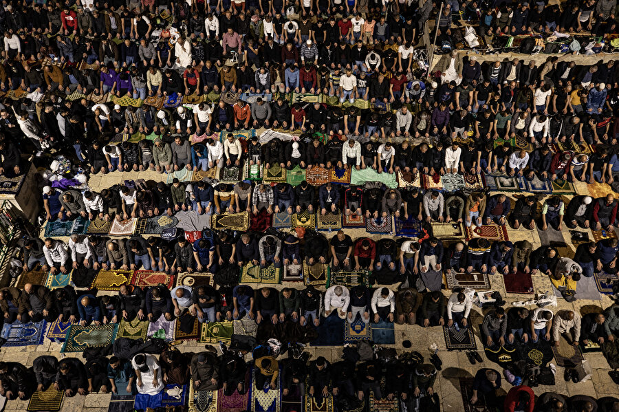 Milyonlarca Müslüman Kadir Gecesi’ni idrak etti