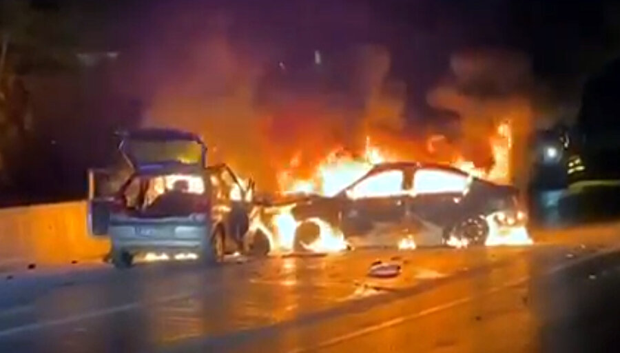 Otomobiller çarpıştıktan sonra alev alev yandı: Bir ölü, üç yaralı