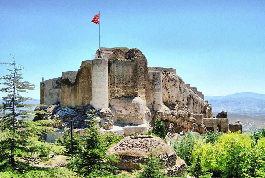 Elazığ’dan yola çıkıp Harput’ta bir konakta ağırlanan, yolculuğun devamında Buzluk bağlarına varan çocuğa görünen dünya, düşünceleri ve imgeleriyle geleceğin şairinin haberini veriyor. 