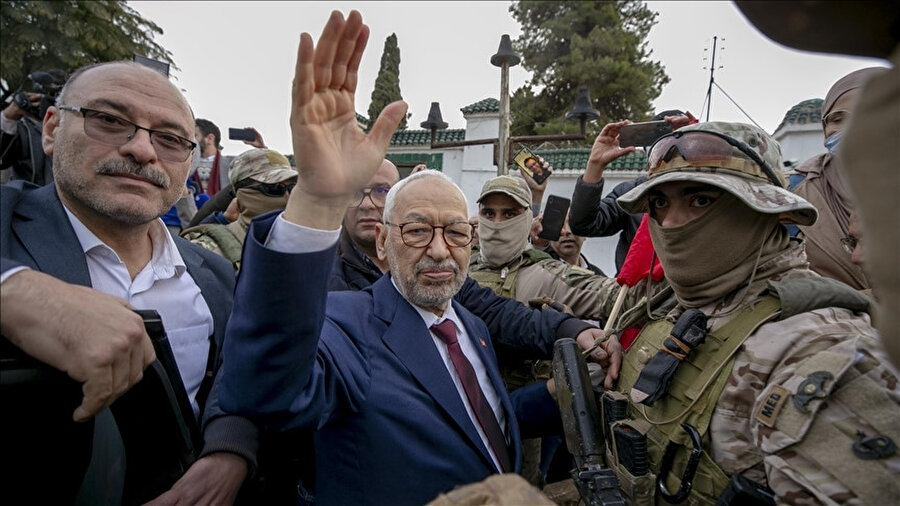 Geçtiğimiz günlerde Nahda Hareketi, Kays Said'i kastederek, "darbe yönetimi başkanının popülist tercihleri sebebiyle ülkede durumun çöküşte olduğu"nu belirten bir açıklama yapmış, Said'in tercihlerinin ülkeyi yıkıma sürüklediğini, bu tercihlerden birinin de alternatifi olmaksızın IMF ile müzakerenin reddedilmesi olduğunu belirtmişti.