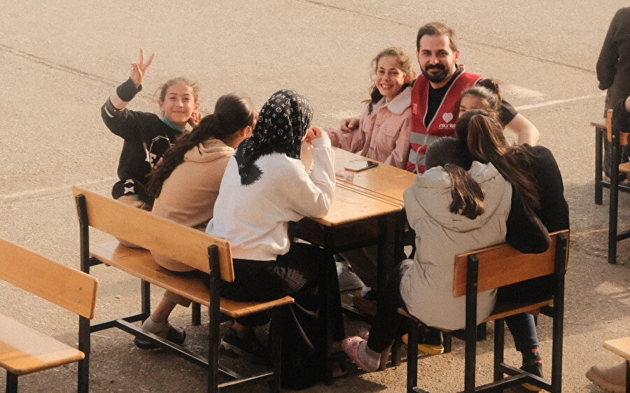 Okul bahçesinde bizi Adıyaman’a götürecek transiti beklerken, Ahmet Naim de etrafımızı saran çocuklar da “Daha yeni gelmiştiniz, neden hemen gidiyorsunuz?” diye sordu.