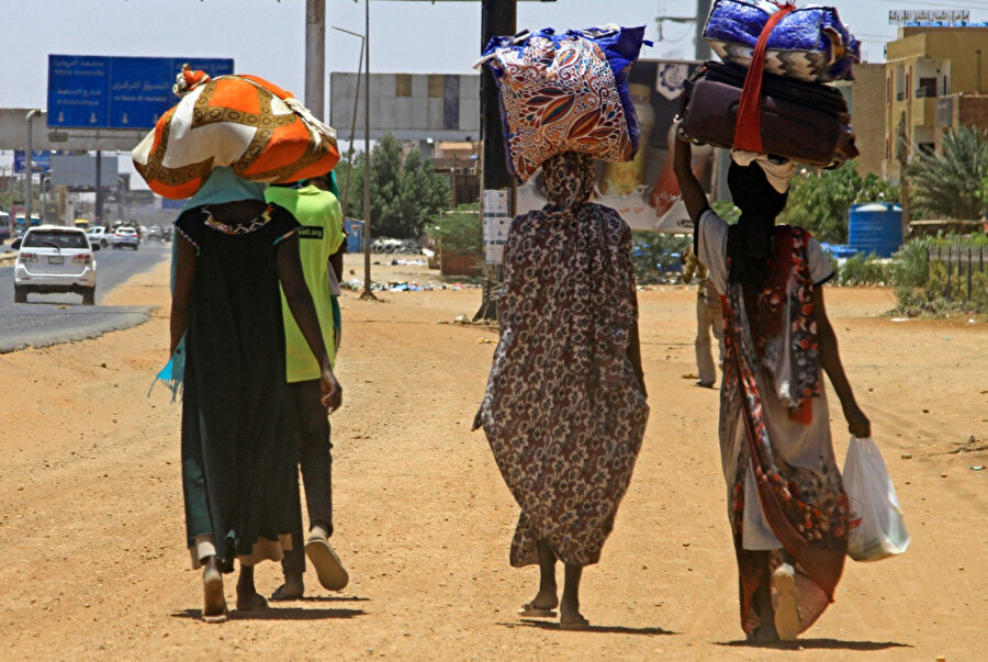Binlerce kişi günlerdir devam eden çatışmalardan dolayı, bugün Sudan'ın başkentinden kaçtı.