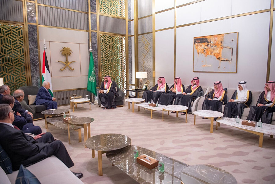 Filistin Devlet Başkanı Mahmud Abbas, Kral Abdülaziz Uluslararası Havalimanı'na geldi ve Mekke Vali Yardımcısı Prens Badr bin Sultan bin Abdulaziz tarafından karşılandı. 