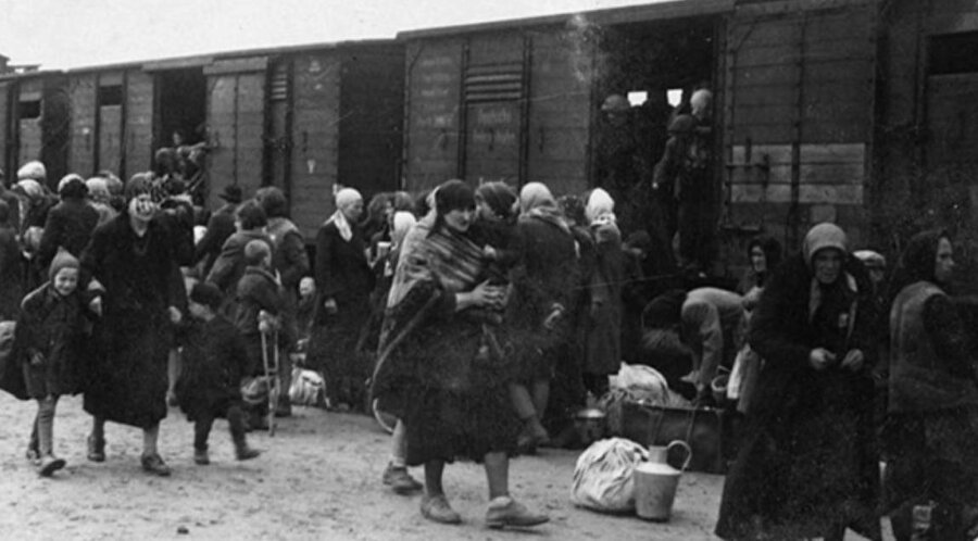 Stalin'in 18 Mayıs 1944'te Kırım Türkleri için aldığı sürgün kararı ile bir halk, toplu halde vatanından koparıldı, vagonlara bindirilerek Orta Asya ülkelerine gönderildi.